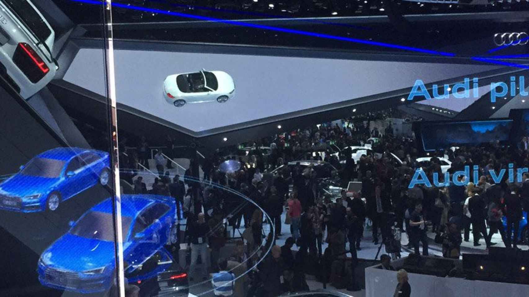 El recinto de Audi en el salón del automóvil de Frankfurt, uno de los que más ha puesto el acento en la conectividad. Los vehículos colgados del techo son reales.