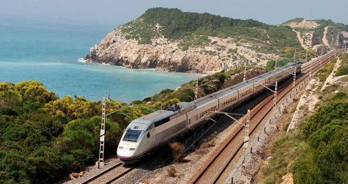 Un tren de Renfe recorre un tramo del Corredor del Mediterráneo / RENFE