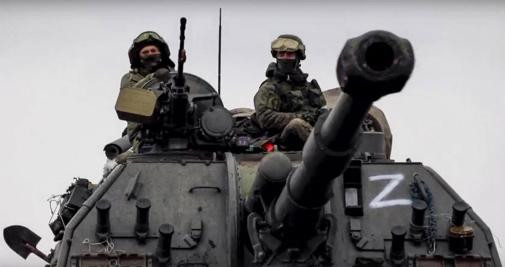 Tropas rusas en un tanque en Ucrania / EFE