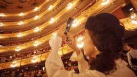 Turista haciendo una foto en el Gran Teatre del Liceu / GRAN TEATRE DEL LICEU