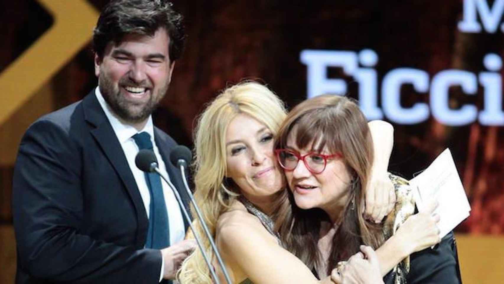 Isabel Coixet (d) es felicitada por Cayetana Guillén Cuervo (c) tras recibir el galardón al Mejor Largometraje por 'La Librería' / EFE