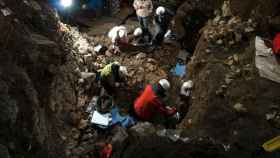 Investigadores analizan los restos en la cueva de Portalón en Atapuerca. El ADN extraído de este yacimiento ha permitido formular una nueva teoría sobre el origen de la tolerancia a la lactosa en Europa.