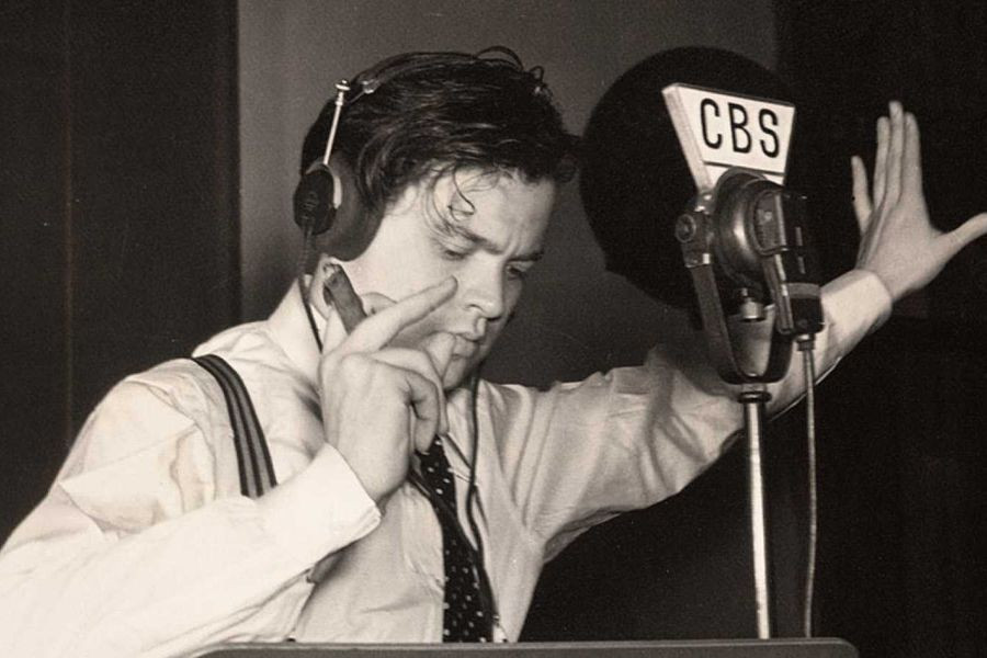Orson Welles retransmitiendo por radio 'La guerra de los mundos' de H.G.Wells / CBS