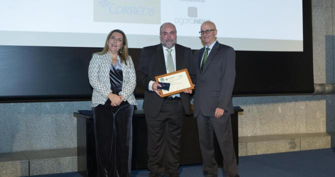 Xavier Salvador sujeta el premio de la AEEPP al digital 2019 en la gala de entrega de galardones