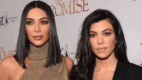 Kim y Kourtney Kardashian posan juntas en un acto promocional / CD