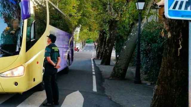 La Guardia Civil en un control de drogas al transporte público / CD