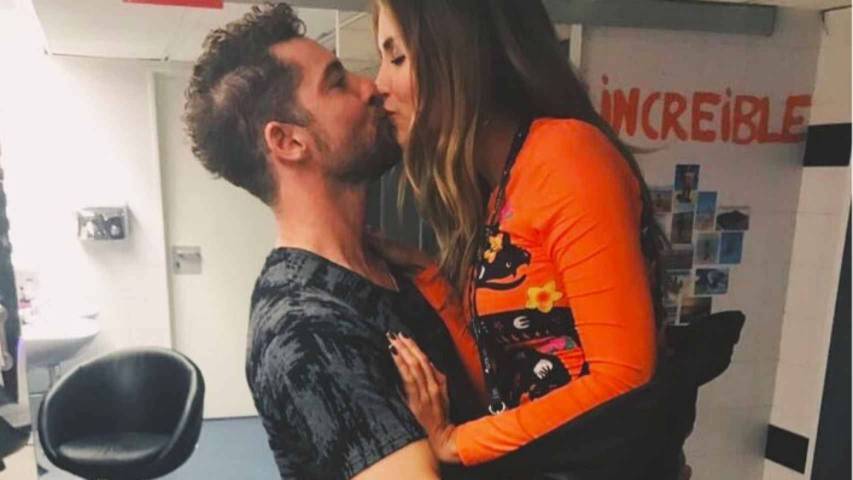 David Bisbal y Rosanna Zanetti se dan un beso tras una actuación