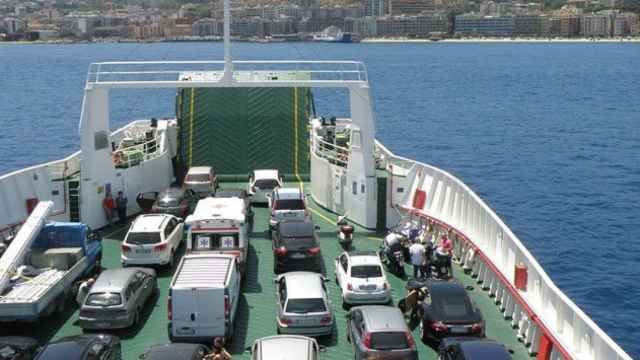 Un barco transbordador lleno de coches / CD