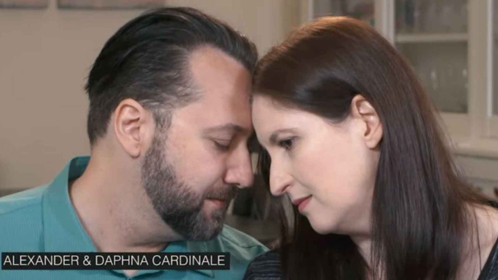 Daphna y Alexander Cardinale tuvieron que intercambiar a su bebé con el de otra familia / YOUTUBE