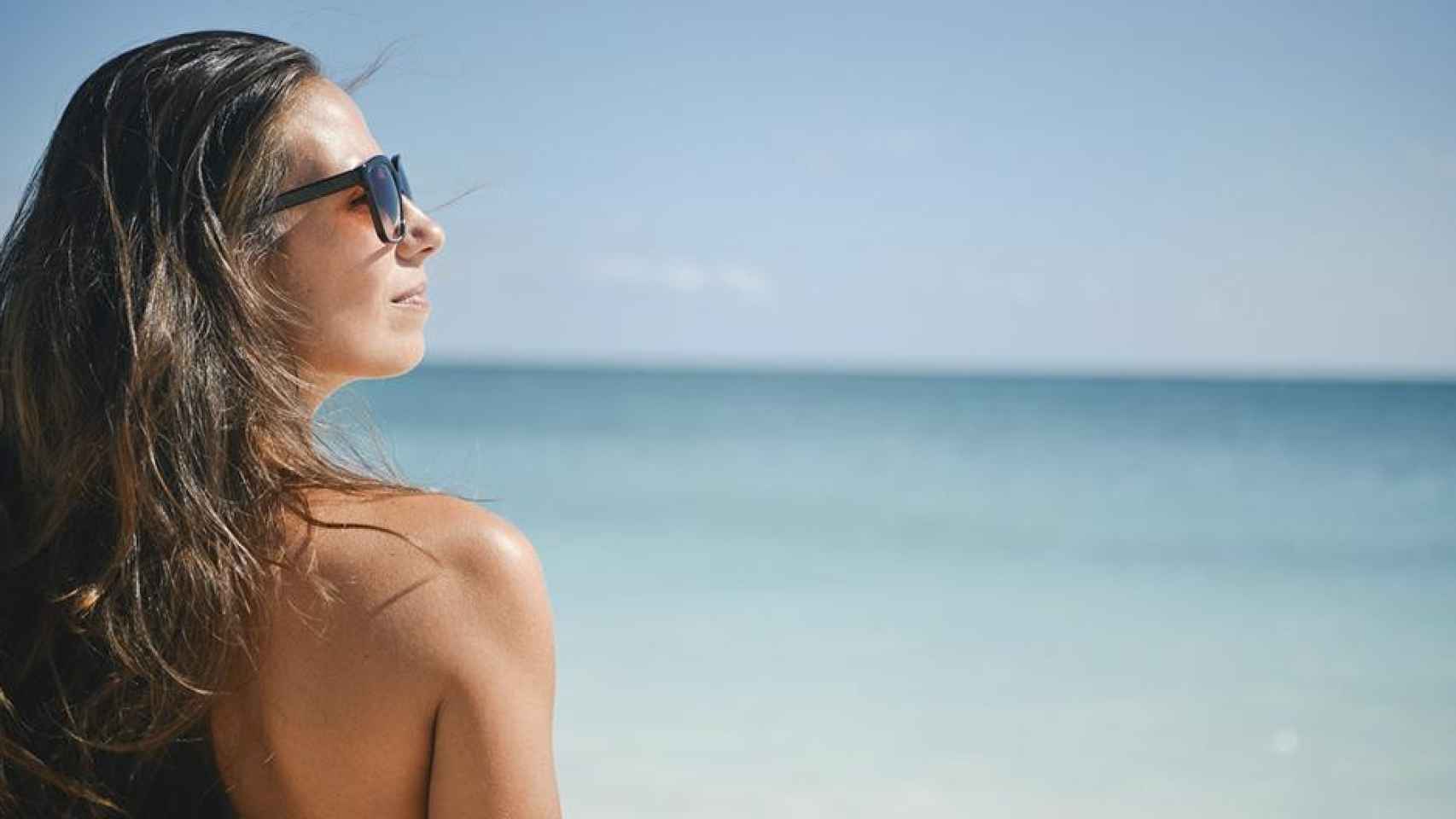 La playa es uno de los lugares en los que el cabello se expone más al calor en verano / PEXELS