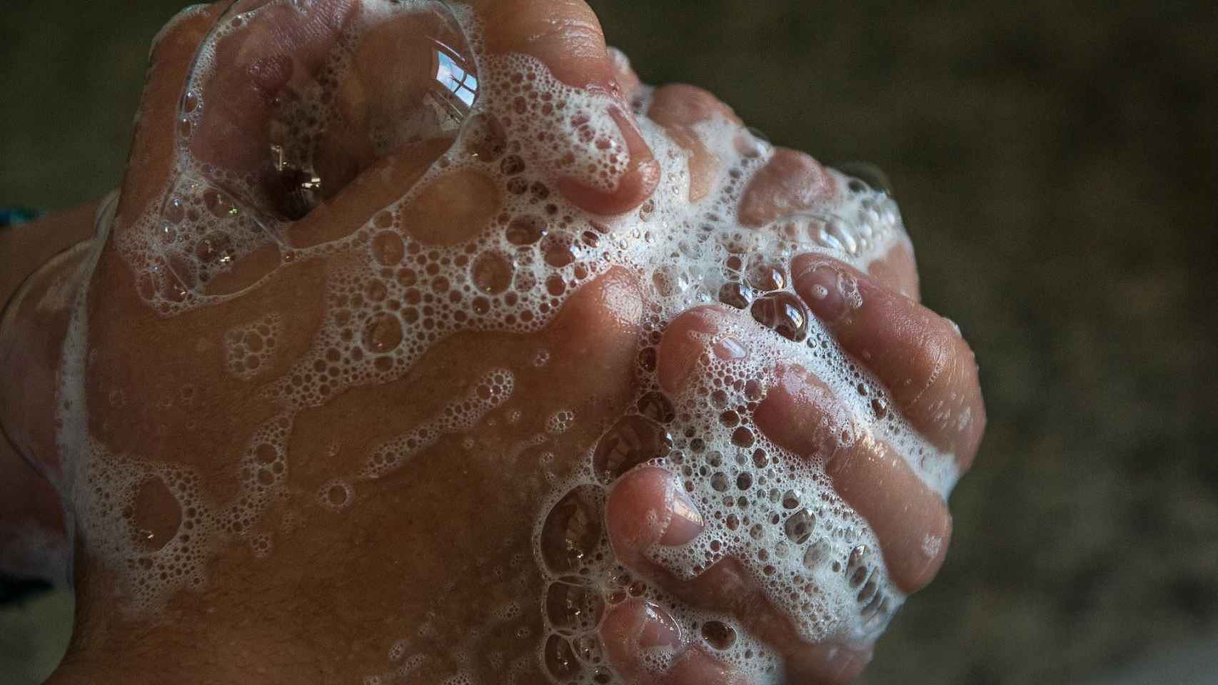 Una persona lavándose las manos / PIXABAY