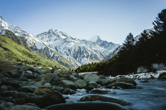 Valle junto en la zona del Himalaya donde se cultiva moringa / Sukant Sharma en UNSPLASH