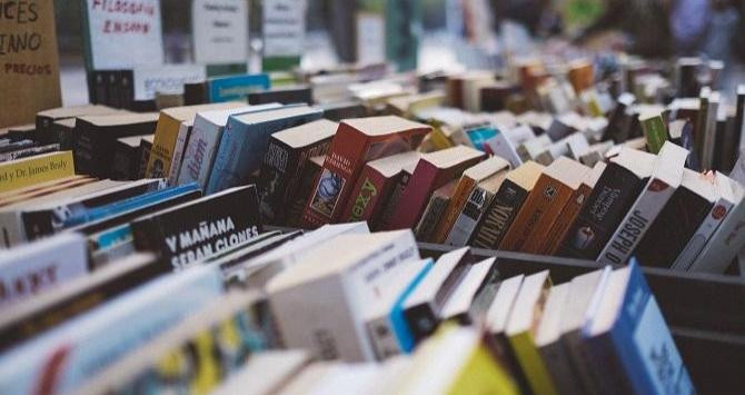 Libros expuestos en un mercadillo o una feria del libro / Pexels EN PIXABAY