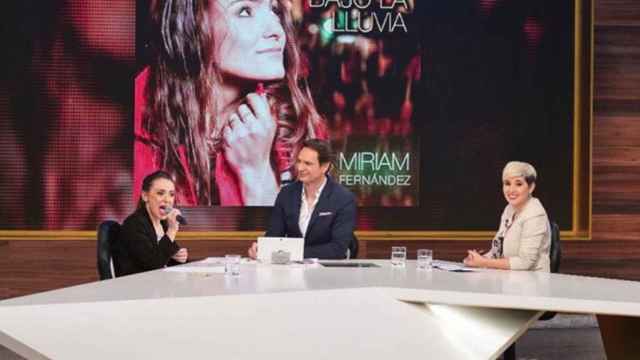 Javier Cárdenas presentando su programa con la cantante Míriam Fernández