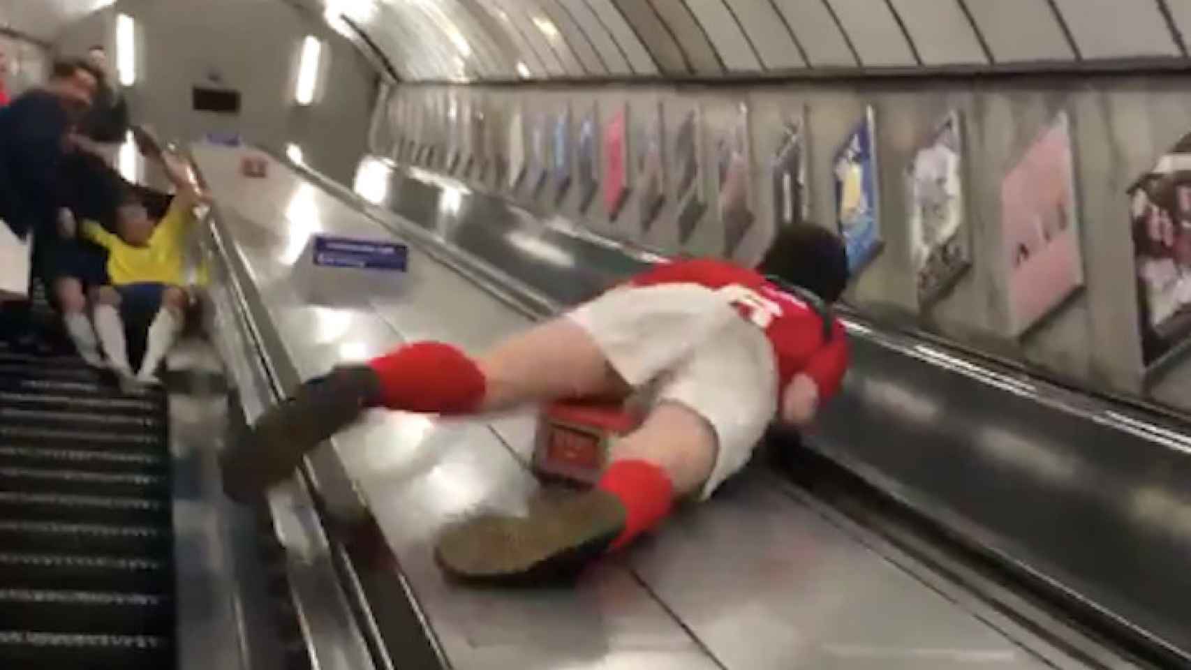El joven cae por una de las rampas del metro de Londres