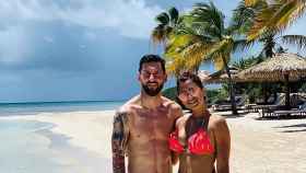 Leo Messi y Antonella Roccuzzo en la playa