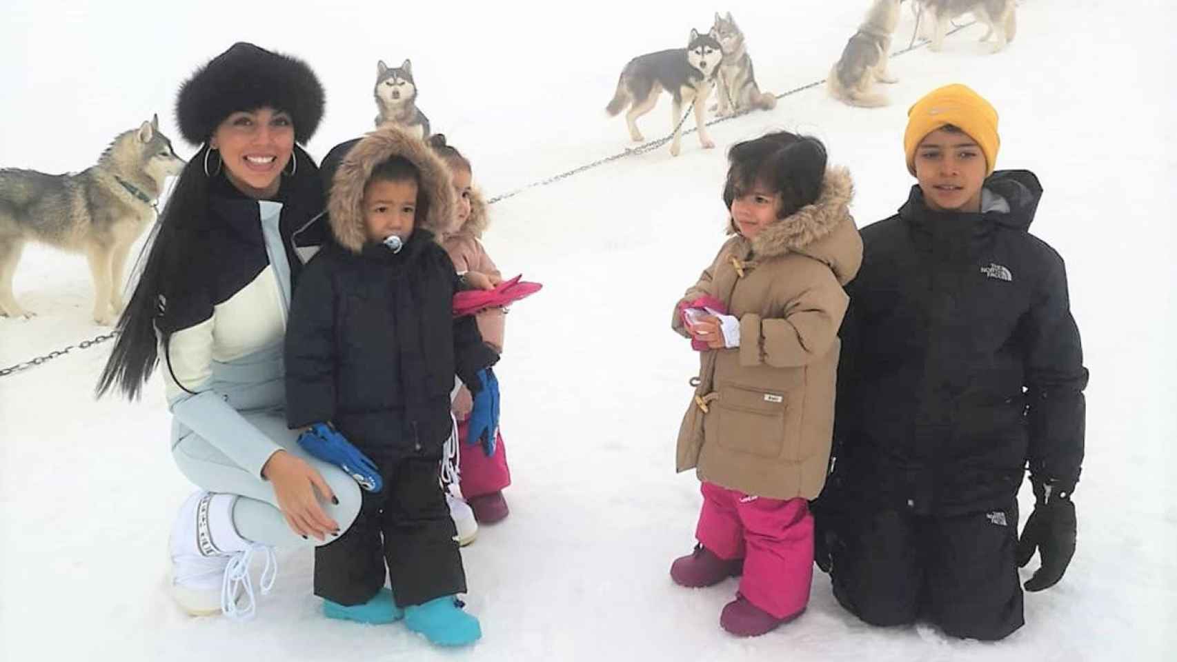 Georgina Rodríguez en la nieve con sus hijos
