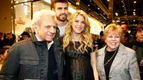 Shakira, con sus padres y Gerard Piqué / EE