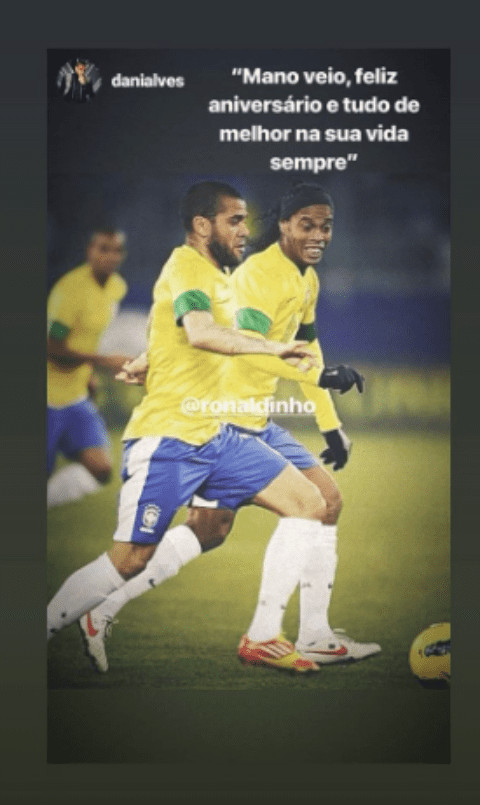 Dani Alves felicita a Ronaldinho