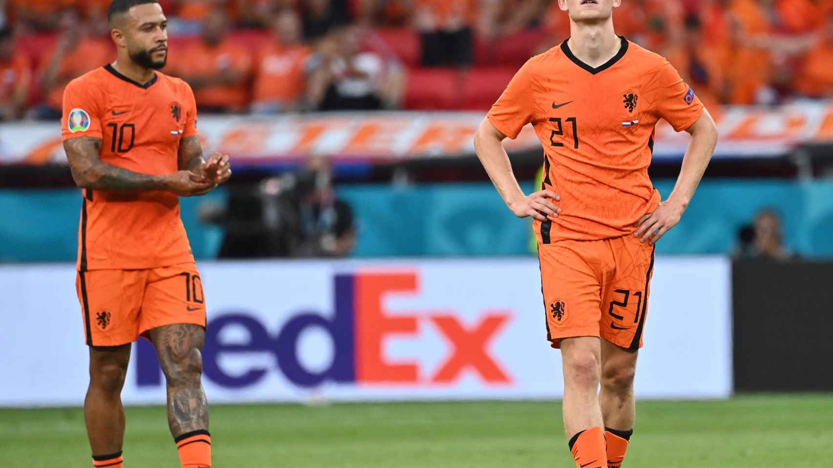Memphis Depay y Frenkie De Jong tras caer eliminados con Países Bajos frente a la República Checa, en la Euro / EFE