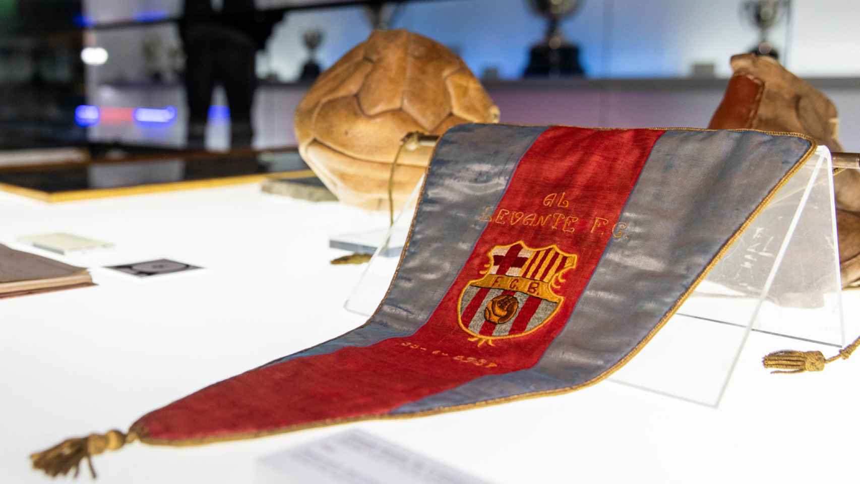 El escudo del Barça en un bandería que data de la década de los 30 / FCB
