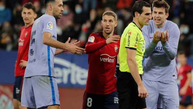 Piqué protesta a Martínez Munuera en un Osasuna-Barça / EFE