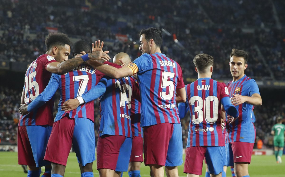 Aubameyang, Busquets, Dembelé, Alves, Gavi y Ferran Torres, celebrando un gol ante Osasuna / EFE