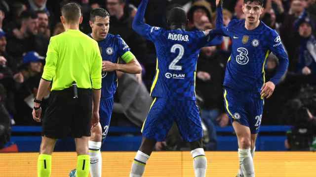 Los jugadores del Chelsea felicitan a Havertz, autor del único gol del equipo londinense ante el Real Madrid / EFE