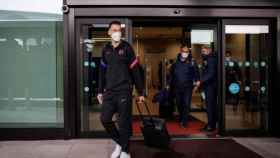 Sergio Busquets, saliendo de un aeropuerto con la expedición del Barça / FCB