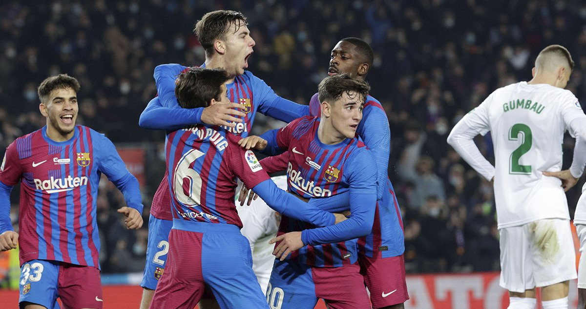 Nico González, felicitado por Gavi, celebra el gol de la victoria del Barça de Xavi contra el Elche / EFE