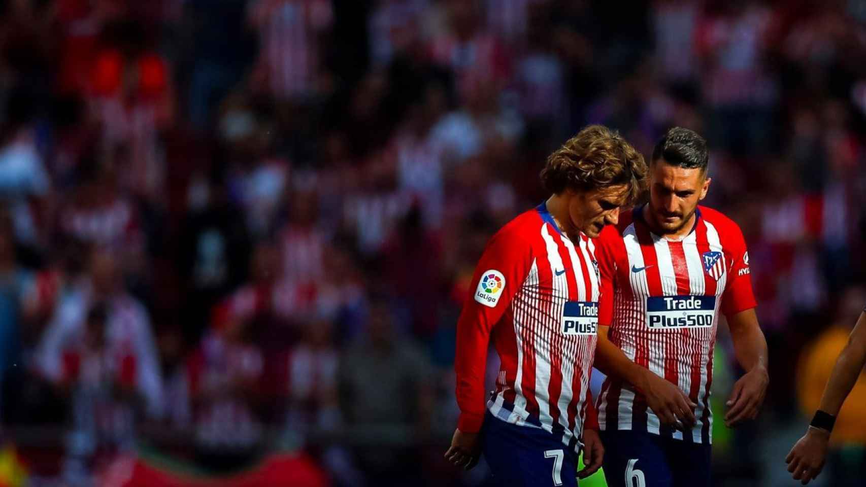 Griezmann habla con Koke, mientras vestía la camiseta del Atlético de Madrid, en una imagen de archivo / EFE