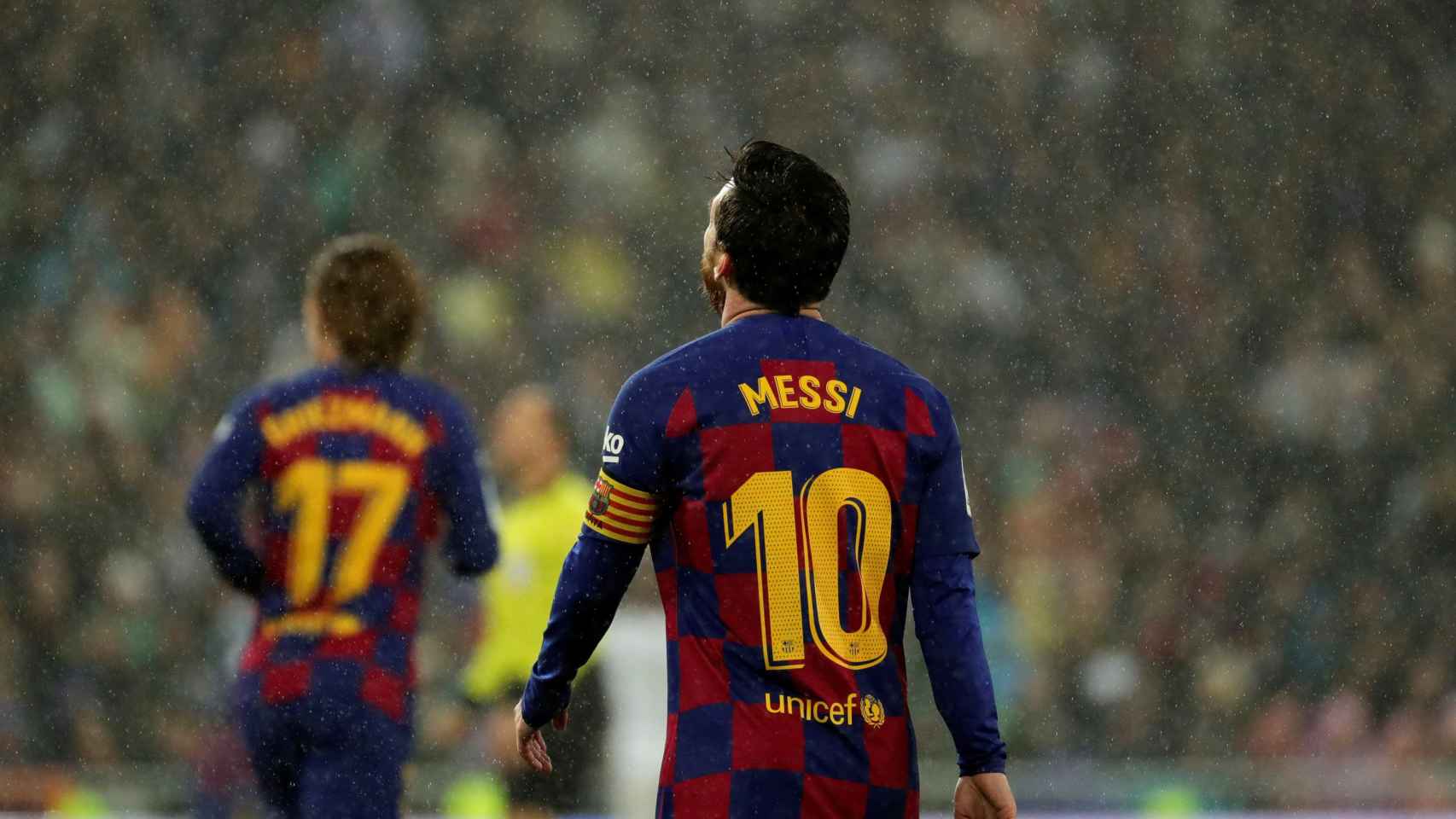 Messi mira al cielo durante el partido ante el Madrid / EFE