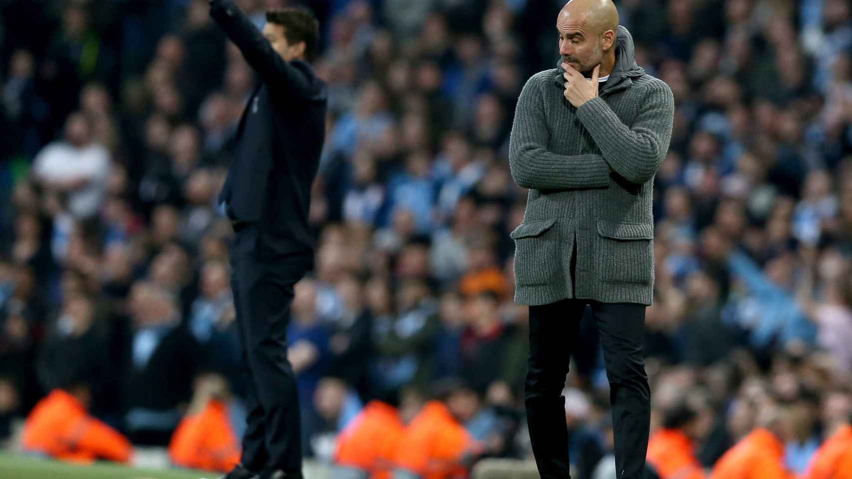 Pep Guardiola en la banda durante el duelo entre Manchester City y Tottenham Hotspur / EFE