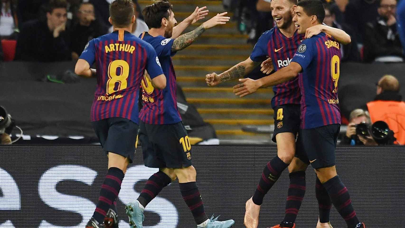 Rakitic, Luis Suárez y Messi, nominados al Balón de Oro, celebran un gol del Barça / EFE