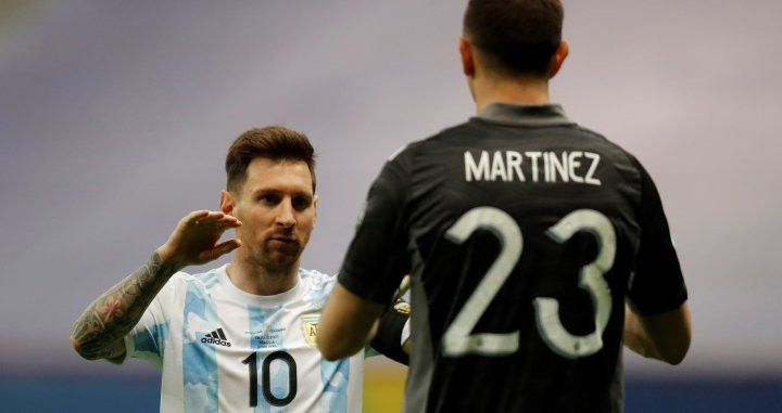 Messi felicitando a Emiliano, Dibu, Martínez, en un partido con Argentina / EFE