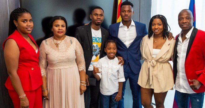 Ansu Fati junto a su familia en la firma del contrato con el Barça / REDES