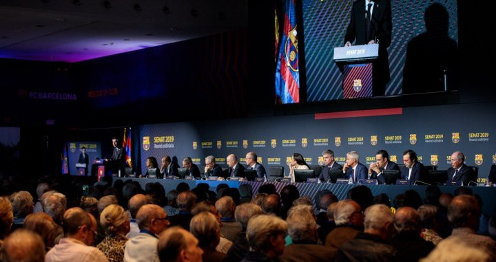 Una foto de Josep Maria Bartomeu ante el Senado del Barça junto a su directiva / FCB
