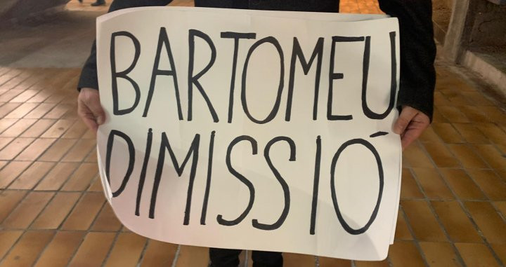 La pancarta Bartomeu Dimissió / TWITTER