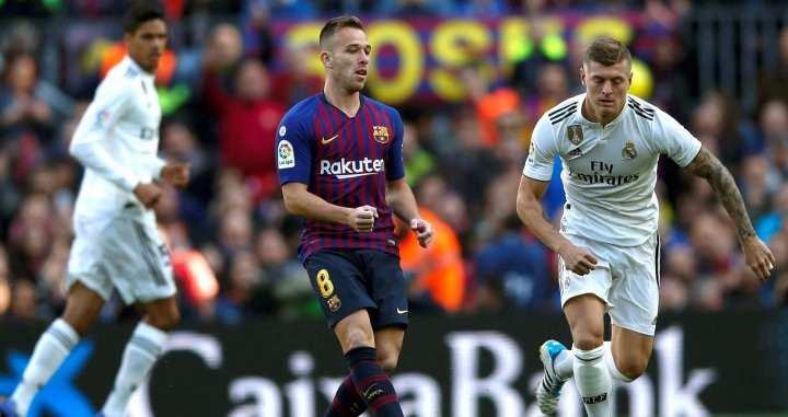 Arthur controla un balón en el Barça - Madrid frente a Toni Kroos / EFE