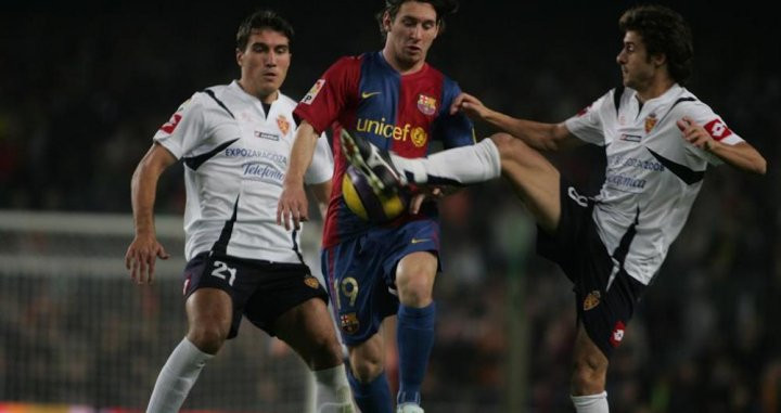 Una foto de archivo de Messi frente al Zaragoza