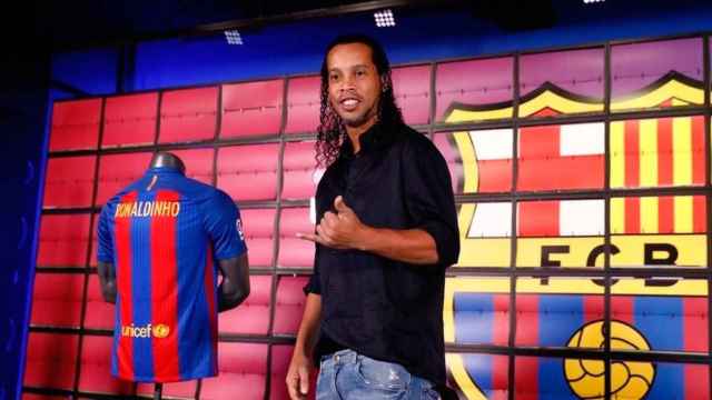 Ronaldinho posa como embajador del FC Barcelona / EP