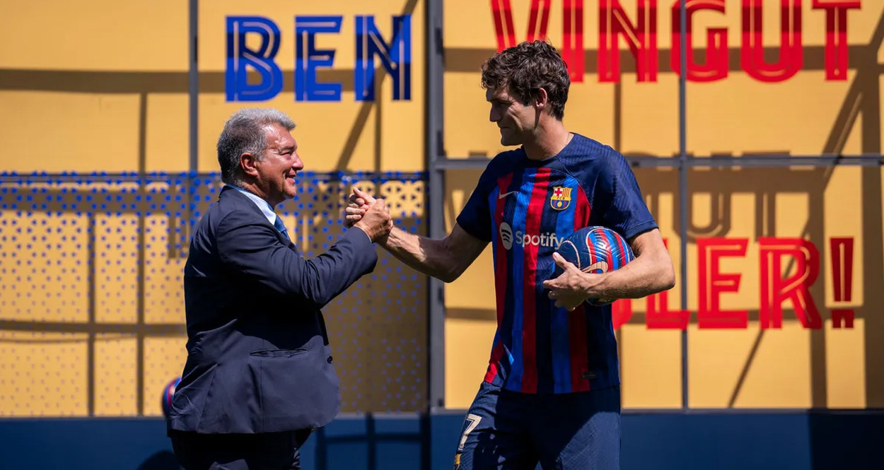 El apretón de manos de Joan Laporta y Marcos Alonso, en el día de su presentación con el Barça / FCB