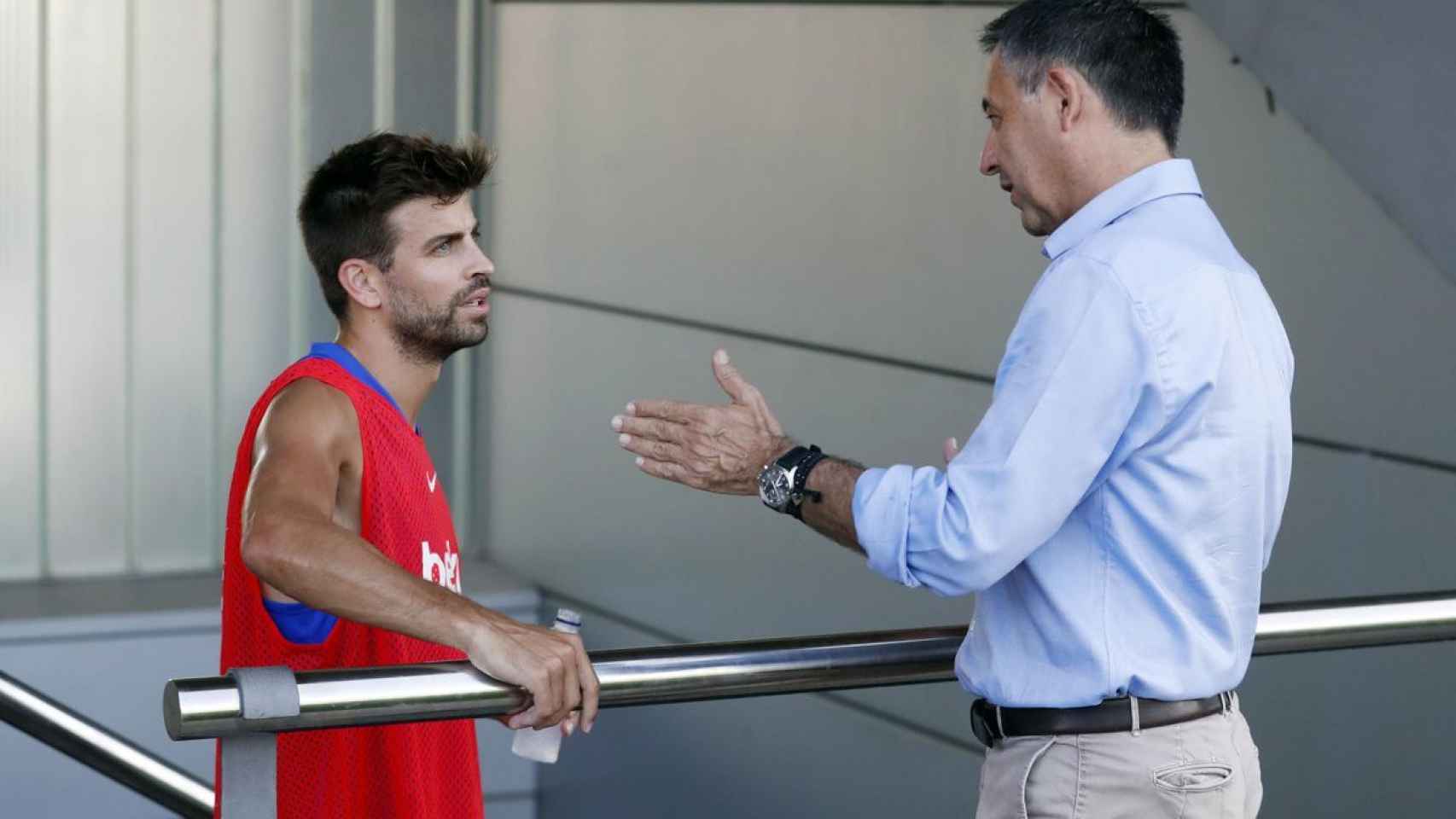 Bartomeu, hablando con Piqué en un entrenamiento | FCB