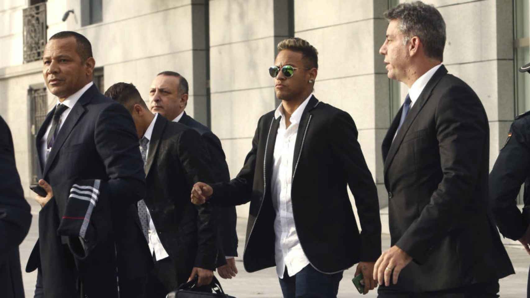 Neymar y su padre en un juicio a petición de la Fiscalía / EFE