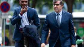 Eric Abidal llega a los juzgados de Barcelona junto a su abogado, Carles Monguilod / EFE
