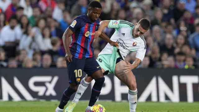 Ansu Fati protege un balón durante el partido contra el Osasuna / EFE