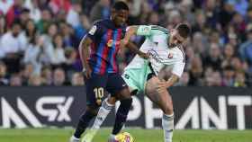Ansu Fati protege un balón durante el partido contra el Osasuna / EFE