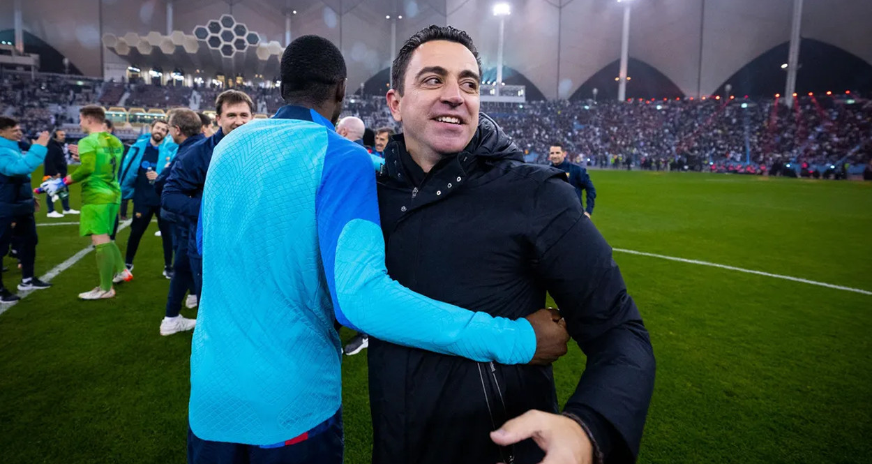 Xavi se abraza con Dembelé tras ganar la Supercopa de España / FCB