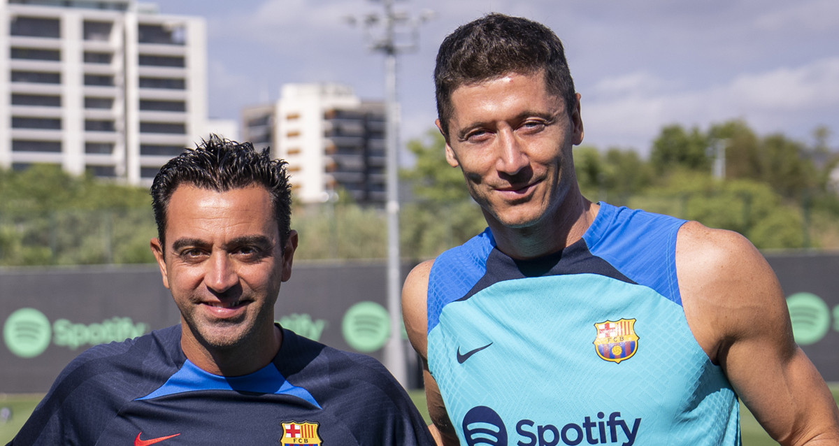 Xavi y Robert Lewandowski, durante un entrenamiento del Barça / FCB