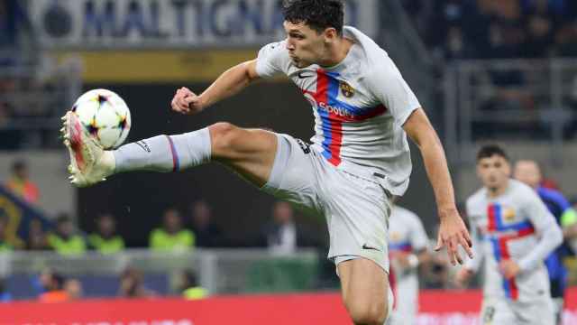 Christensen controla el balón en San Siro/ EFE